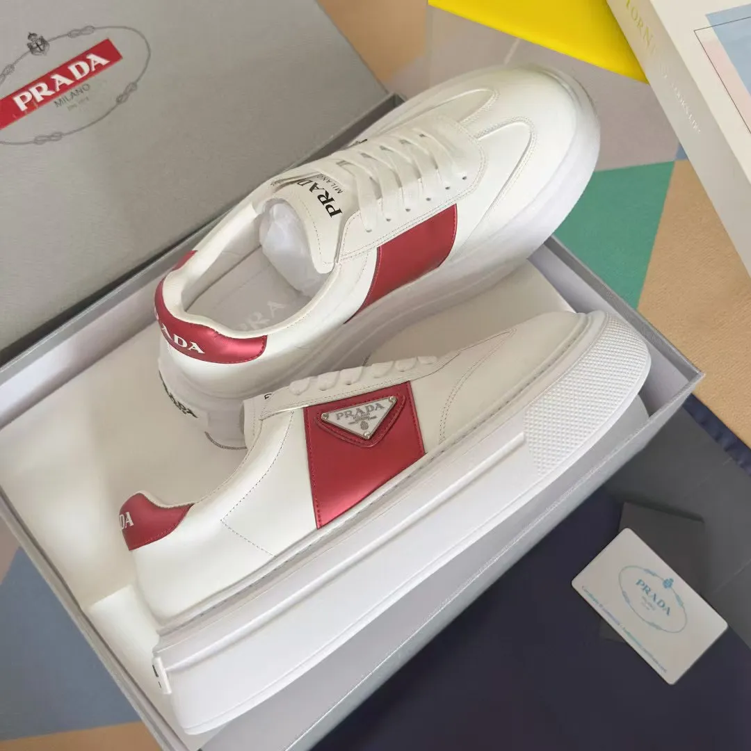 👟👟Ex-factory price 600👟👟 Couple model Prada Latest Couple model Triangle logo Thick sole Casual white shoes Sneakers Original purchase development and production This sneaker combines simple lines and distinctive details into a modern design. The leather upper presents a refined silhouette, with the Prada contrasting logo embellished on the tongue and side inserts. Exquisite packaging at the delivery counter 🛍📦 ▪️Fabric: Original custom imported cowhide material ▪️Lining: Original custom made soft sheepskin ▪️Sole: Original molded non-slip rubber outsole ▪️Sole thickness: 4CM ▪️Size: Women's 35-40 / Men's 39-45